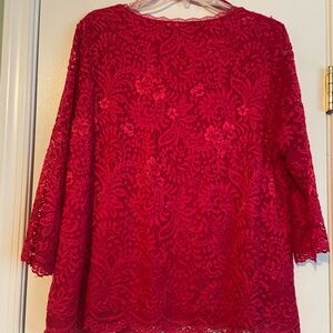 Lacy fuschia top with 3/4 sleeve.